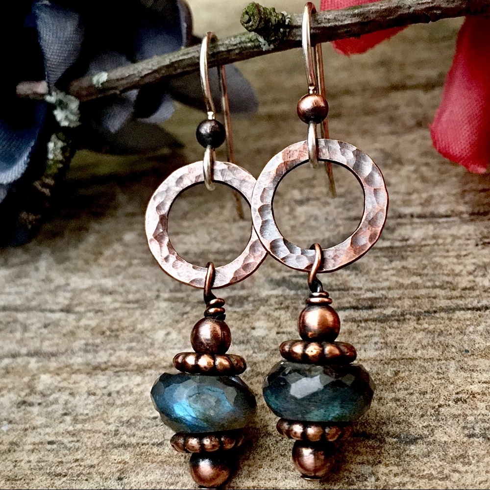 Hammered copper labradorite dangle earrings - Picture 2 of 8
